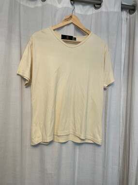 The Ritz-Carlton Hotel Logo V-Neck T-Shirt Cream Yellow Cotton Large
Preppy
Yach